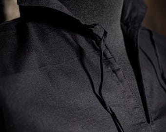 Chemise « Rémy » – Chemise historique en coton pour GN | Mousquetaire | Mercenaire | Renaissance | Baroque | Guerre de Trente Ans | Noire