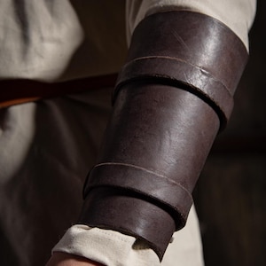 Leder-Armschienen "Bonas" – wachsgehärtet, ein Paar | Armschutz für LARP, Cosplay, Mittelaltermarkt & Reenactment, Unisex
