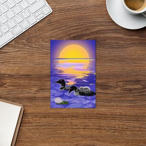 夕暮れ時のアビの家族グリーティングカード | 湖の夕日 | キャンプファイヤーの思い出 | 太陽 | 湖のアヒル | 夏休み | ケイティ・スターン | Career 5 Design