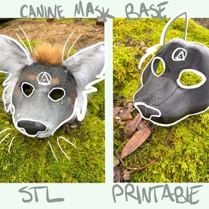 Op de afbeelding: Een grijs en zwart hondenmasker met bont op de oren. Het masker ligt op een bed van groen mos. De tekst "CANINE MASK BASE" staat boven het masker. De tekst "STL" staat onder het masker. Aan de rechterkant van de afbeelding is een zwart 3D-geprint masker. De tekst "PRINTABLE" staat onder het masker.