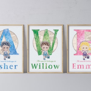 Personalisiertes Baby-Namens- und Initialposter für zukünftige Weltenbummler: "The world belongs to ..."