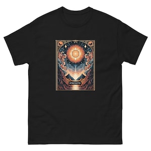 Camiseta de la Carta del Tarot Fuerza XI: Coraje, Compasión, Poder Interior, Influencia y Energía Puras en un Diseño Gráfico Atrevido y Místico