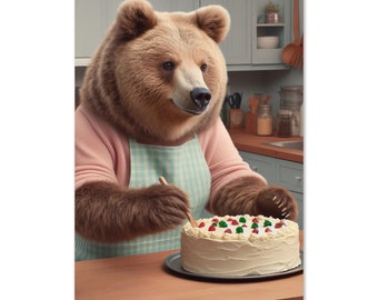 Puede incluir: Un oso marrón que lleva un suéter rosa y un delantal a cuadros azul y blanco está decorando un pastel blanco con glaseado rojo y verde y chispas.