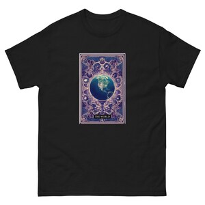 Camiseta de la carta del tarot del mundo (XXI) Viajes y logros Avanzando hacia el futuro Nuevos comienzos Un león, toro, querubín y águila