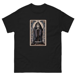 Camiseta de la Carta del Tarot El Ermitaño: Introspección, Introspección y Sabiduría Interior. Suave, cómoda y con inspiración espiritual.