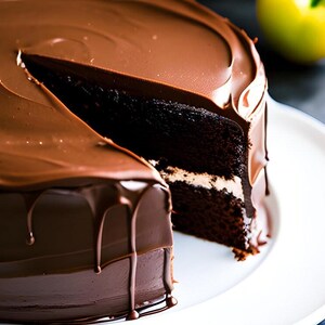 Puede incluir: Un pastel de chocolate con una porci&oacute;n cortada, que revela un relleno de crema blanca entre las capas de chocolate oscuro. El pastel est&aacute; cubierto con un glaseado de chocolate rico y brillante con goteos en los lados. Se encuentra en un plato blanco.
