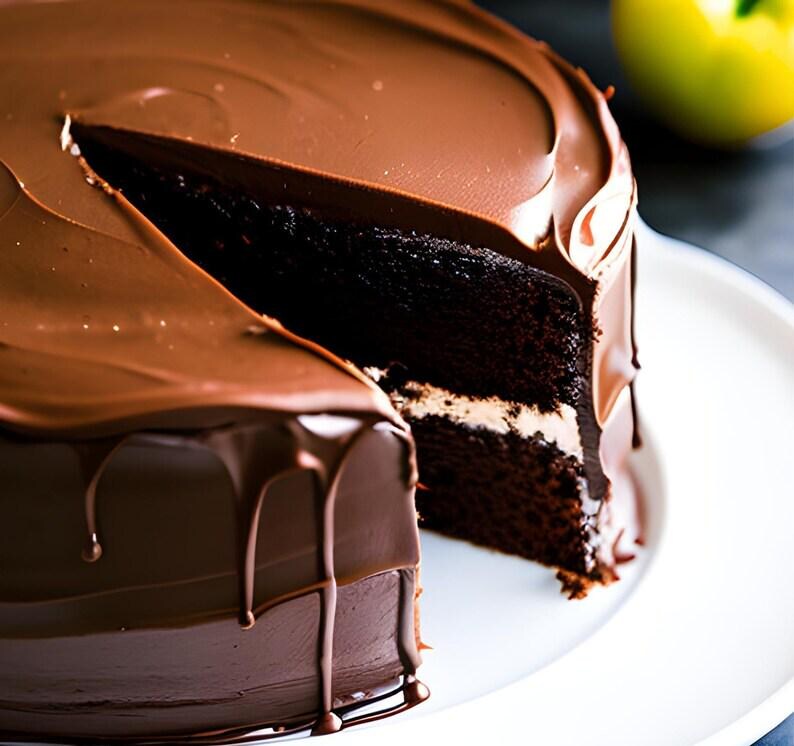 Puede incluir: Un pastel de chocolate con una porci&oacute;n cortada, que revela un relleno de crema blanca entre las capas de chocolate oscuro. El pastel est&aacute; cubierto con un glaseado de chocolate rico y brillante con goteos en los lados. Se encuentra en un plato blanco.