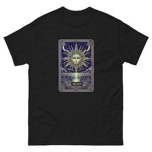 Le t-shirt de cartes de tarot The Sun (XIX) rayonne d'optimisme et de positivité, donnant vie à tous sur Terre, quatre tournesols et les quatre éléments