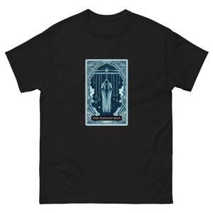 De gehangene (XII) Tarotkaart T-shirt Loslaten en nieuwe perspectieven De wereld vanuit een ander perspectief bekijken Kalm en sereen