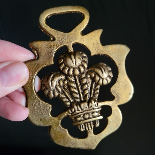 Vtg Horse Brass, Książę Walii Trzy strusie pióra herb, English Cottage