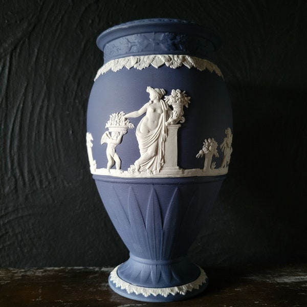 Vintage Wedgwood Jasperware Portland Blue Bountiful vaas, ondertekend