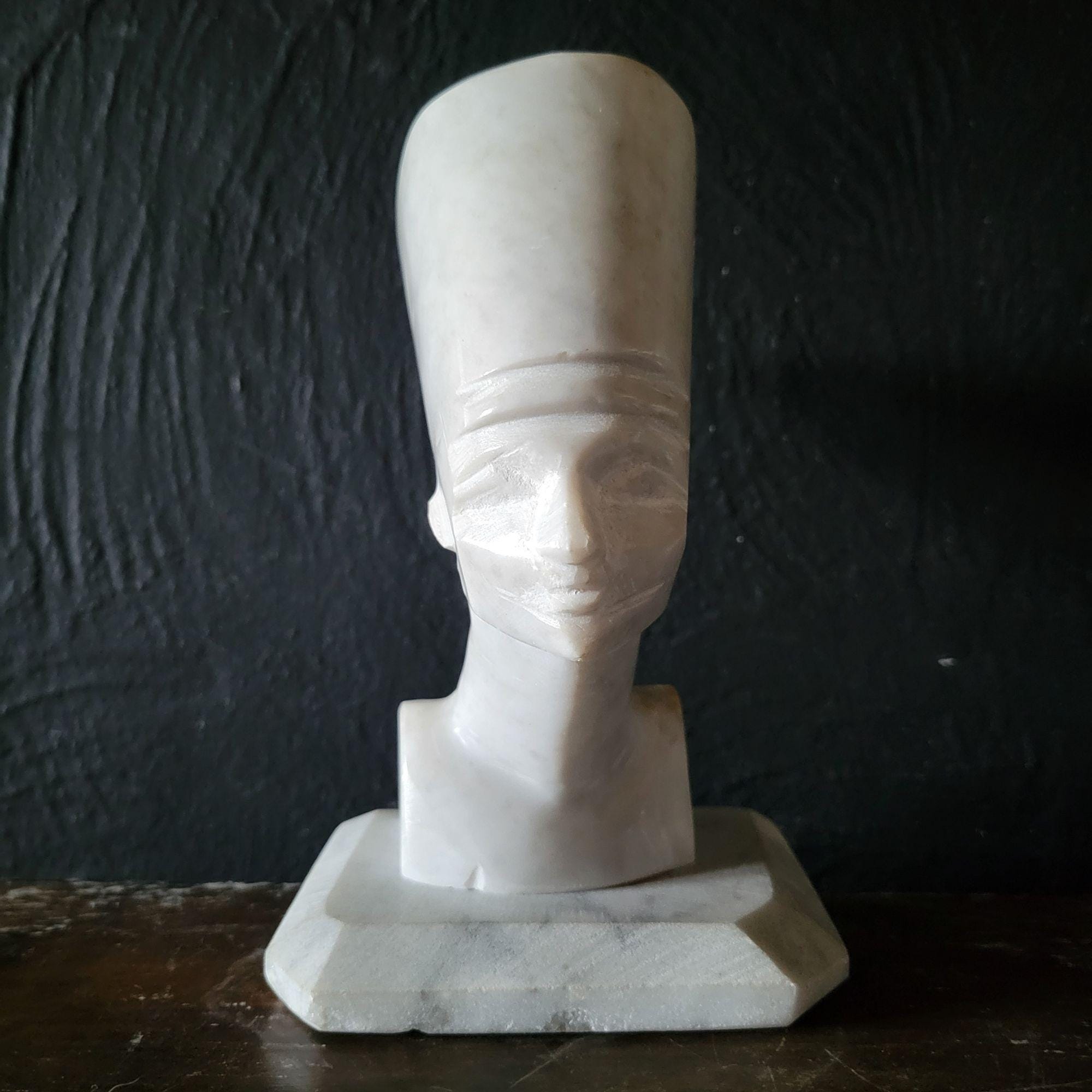 ネフェルティティのヴィンテージ大理石胸像、白とグレーのエジプト彫刻