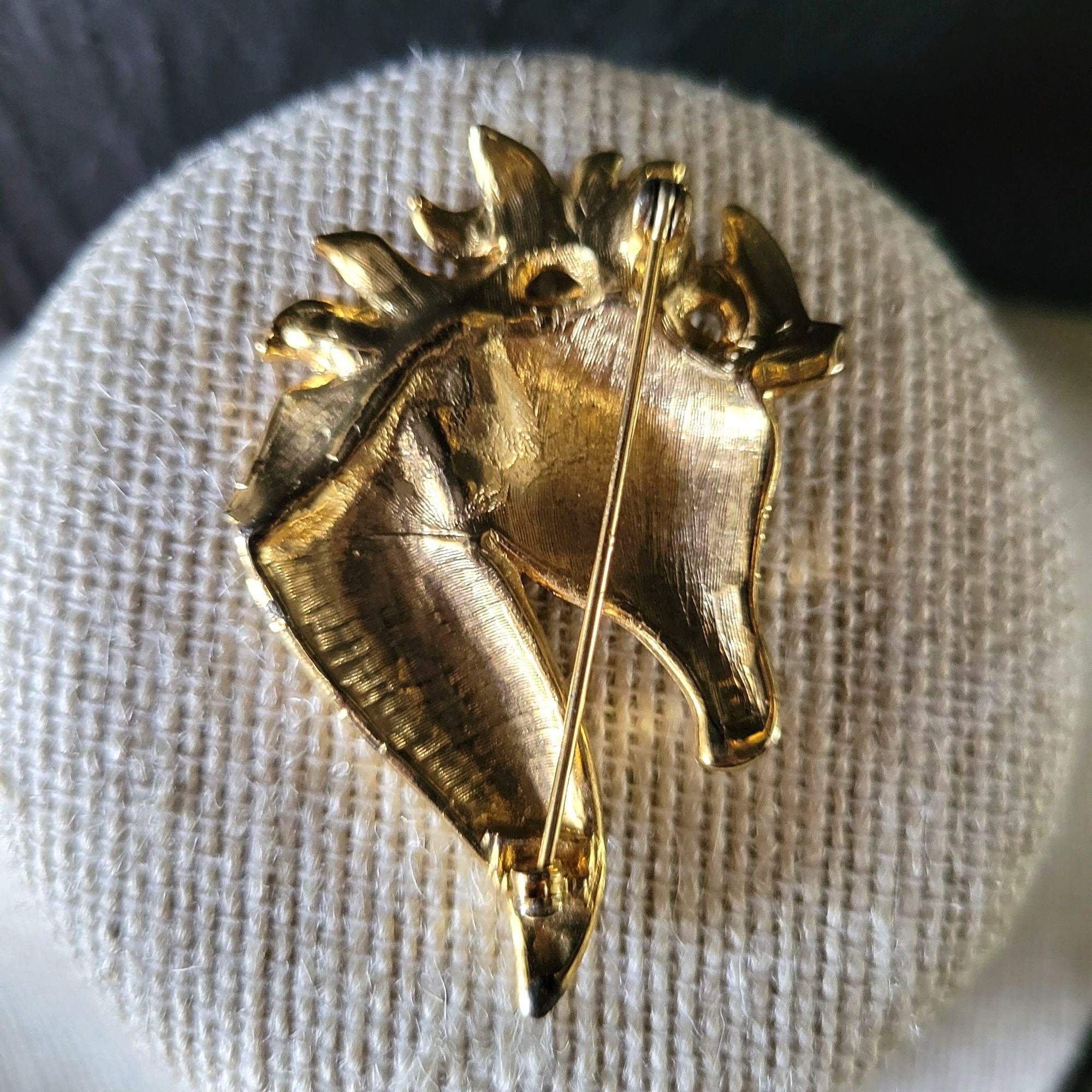 Broche Vintage Années 40 - Forme Tête De Cheval - Métal Couleur Or Avec Strass - Occasion