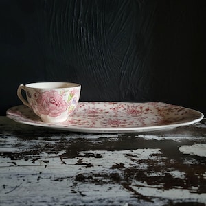 Juego de bandeja y taza para aperitivos de porcelana vintage Johnson Bros Rose Chintz con sello azul en la parte posterior