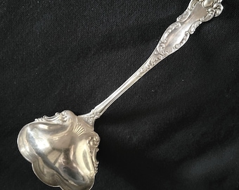 Cuchara de servir Oxford AA plateada vintage de WM Rogers and Son con cuenco festoneado.