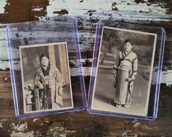 Set di fotografie antiche in bianco e nero di donne giapponesi in kimono risalenti al periodo precedente la Seconda Guerra Mondiale.