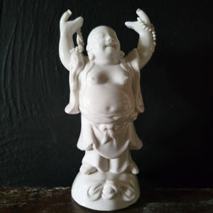 Estatua de Buda sonriente de porcelana blanca de Blanc de Chine vintage