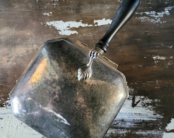 Mayordomo silencioso de placa plateada vintage con mango negro con patas de garra, recogedor de migas