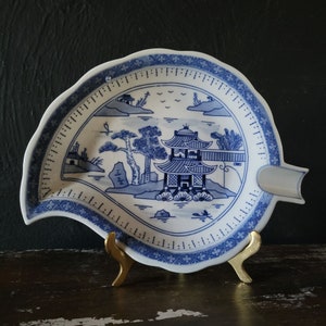 Vintage Blue and White Canton Leaf Plate, Canton Chinoiserie Leaf Dish, Decorative Tray