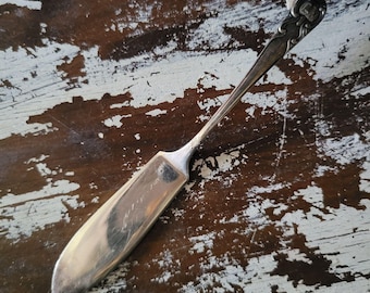 Vintage E&J Leek Butter Spreader Scroll Pattern With Monogram English Silverplate