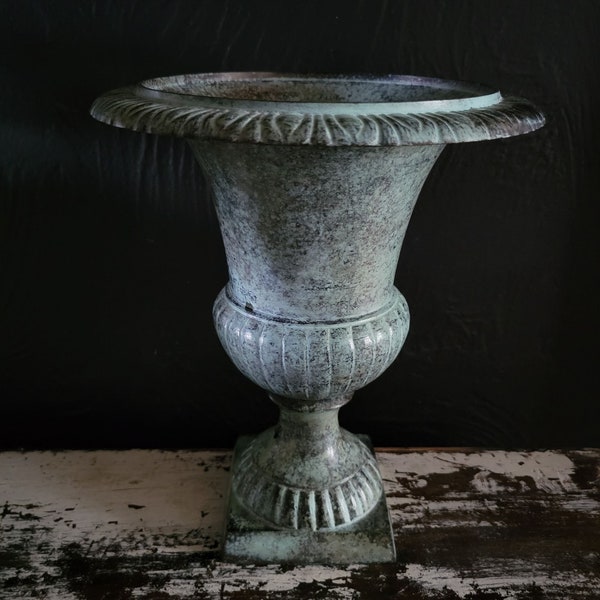 Vintage reproductie van Franse neoklassieke gegoten metalen urn