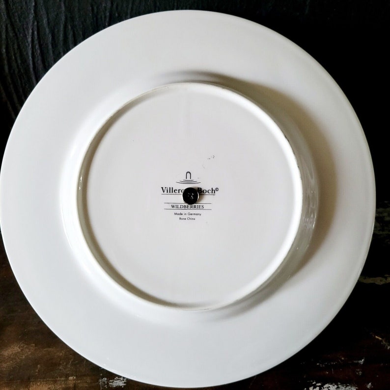 May include: White ceramic plate with a black and white logo that reads "Villeroy & Boch" and "Wildberries" with the text "Made in Germany, Bone China".