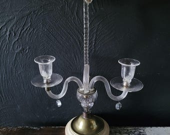 Tweearmige kandelaar van antiek geblazen glas en messing met marmeren voet