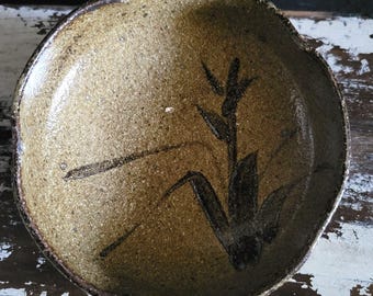 ヴィンテージの赤い粘土の陶器のピッチャー、蓋付き、緑の釉薬仕上げ