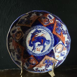 Bol japonais ancien en porcelaine Imari avec design mythique Kirin et bord festonné