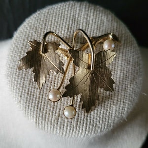 Vintage Sarah Coventry Maple Leaf Pearl Gold Tone Brooch Pin