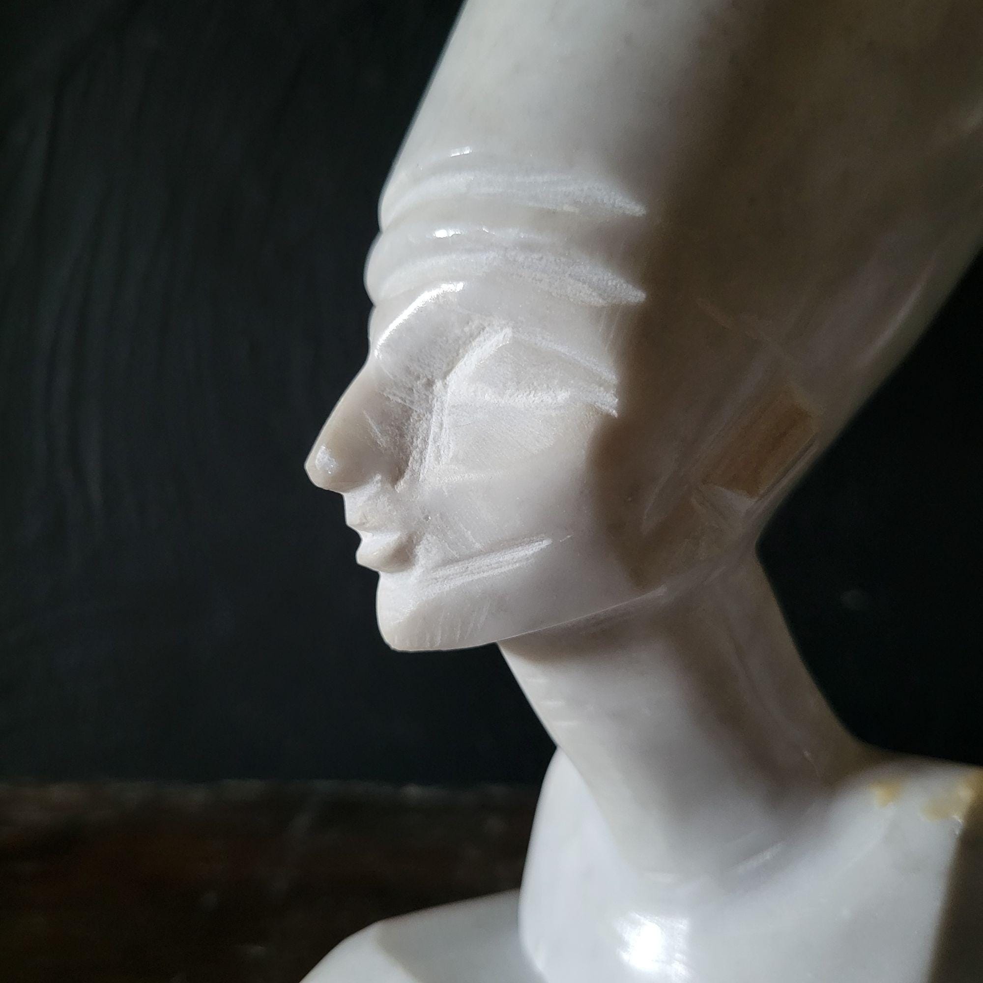 ネフェルティティのヴィンテージ大理石胸像、白とグレーのエジプト彫刻