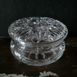 Tarro de polvo de cristal de corte antiguo, plato de baratija, tarro de alijo cubierto, caja de tocador