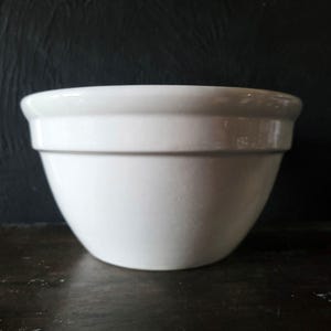 Vtg Hall USA White 1095 Mixing Bowl 7.75&quot; X 4.125” Primitive Farmhouse Style