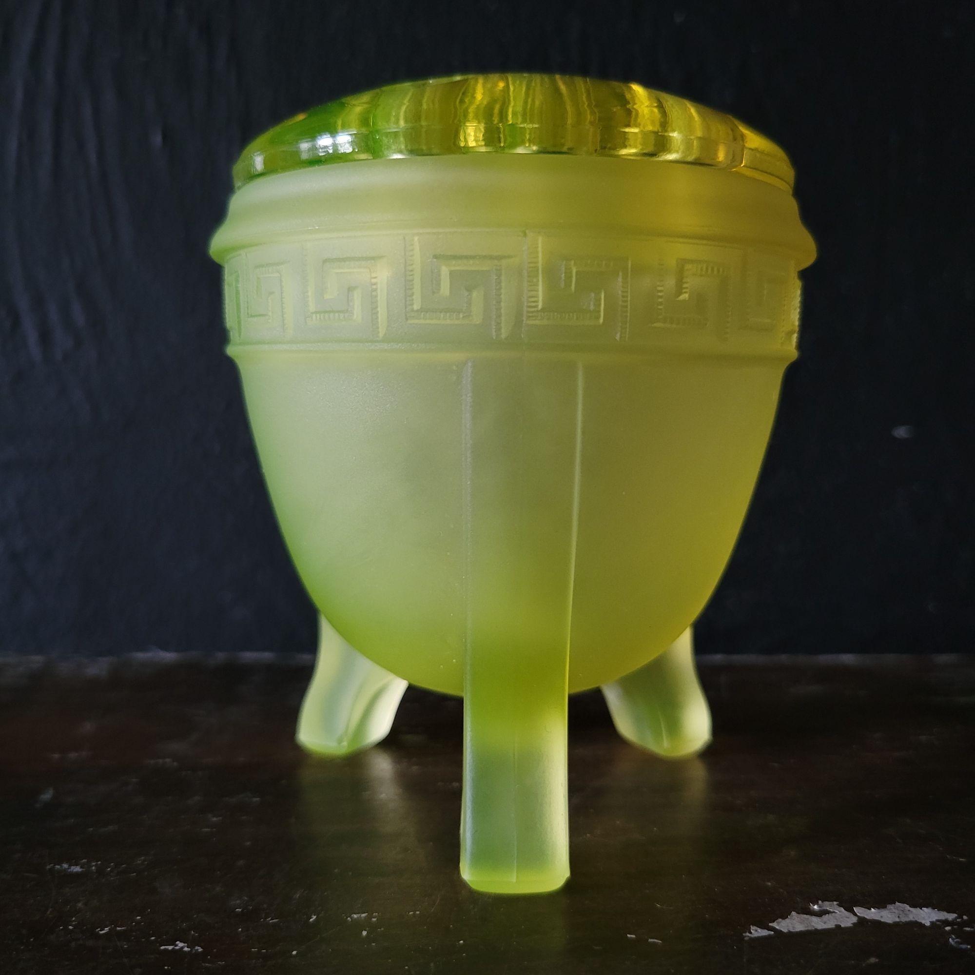 ヴィンテージ L.E. スミス サテンガラス ギリシャキーフラワー カエル