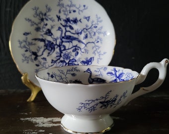 Vintage Coalport Cairo theekop en schotel, blauw en wit geschulpte rand voet