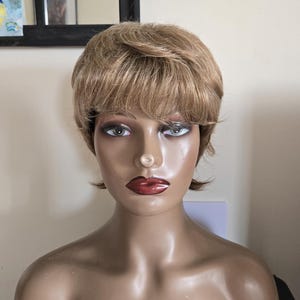 Light brown pixiecut brown synthetic wig with bangs