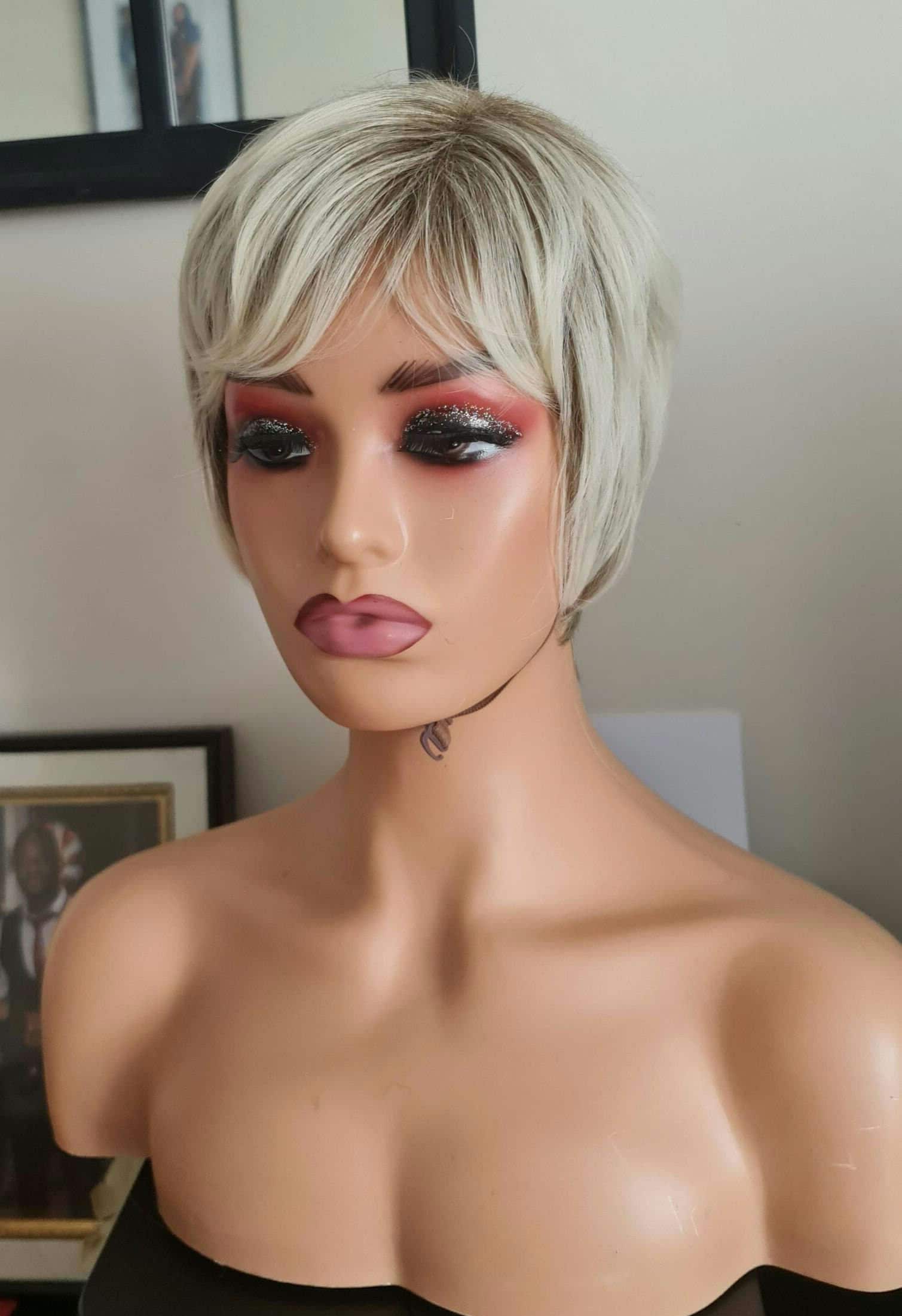 Perruque Synthétique Courte Style Pixie Grise Avec Frange - Bonnet Monofilament Taille Moyenne, Neuf Sans étiquettes
