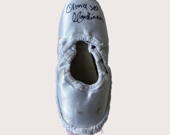 White pointe shoes