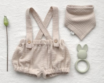 Natural baby clothing gift set, Orgnaic muslin shorts and bib set, Baby muslin bib bandana baby muslin bloomers