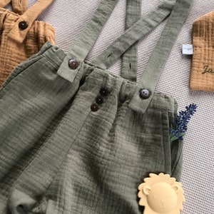 Vestito del bambino Pantaloni di mussola e set di bandana Baby bib bandana Pantaloni bretelle per ragazzi Vestito da torta smash Servizio fotografico per bambini Cotone organico immagine 3