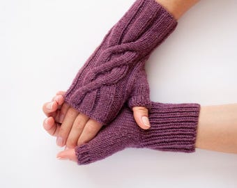 Patrón de tejido en PDF / Guantes sin dedos color lavanda – Punto trenzado, accesorio otoñal