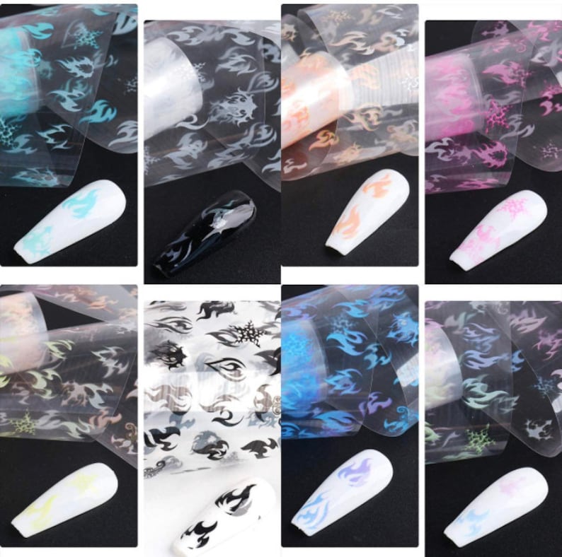 K&ouml;nnte beinhalten: Set mit 10 Nagelfolien mit Flammenmuster. Die Folien sind transparent mit verschiedenen schillernden Ausf&uuml;hrungen, darunter Blau, Rosa, Schwarz und Wei&szlig;.