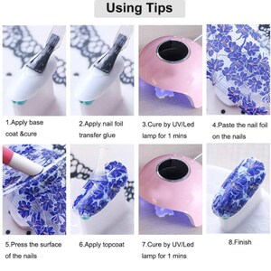 K&ouml;nnte beinhalten: Eine Schritt-f&uuml;r-Schritt-Anleitung zum Anbringen von Nagelfolie mit einer UV/LED-Lampe. Die Schritte umfassen das Auftragen einer Grundierung, von Nagelfolien-Transferkleber, das Aush&auml;rten unter der Lampe, das Aufkleben der Folie, das Dr&uuml;cken auf die Oberfl&auml;che, das Auftragen eines Decklacks und das erneute Aush&auml;rten.