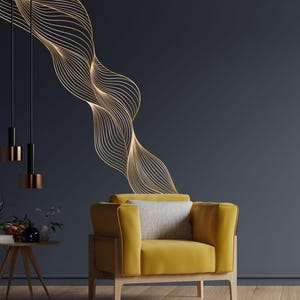 Peut inclure: Un fauteuil jaune avec un coussin gris devant un mur bleu foncé avec un motif abstrait doré. Le fauteuil a des pieds en bois et un design simple et moderne.