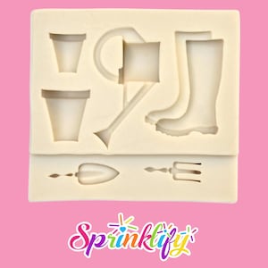 Könnte beinhalten: Eine beige Silikonform mit Gartengeräten und -elementen. Die Form enthält zwei Blumentöpfe, eine Gießkanne, ein Paar Gummistiefel, eine Kelle und eine Gartenhacke. Unten rechts steht der Text "Sprinklify" in einer bunten Schrift.