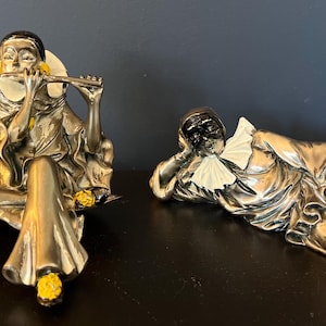 Conjunto de 2 figuras vintage italianas de payaso tocando la flauta y Pulcinella laminadas en plata