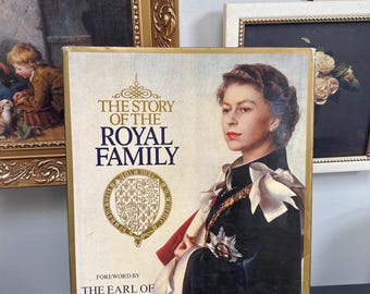 Libro de tapa dura de 1981 "La historia de la familia real" con sobrecubierta – Época de Diana y Carlos