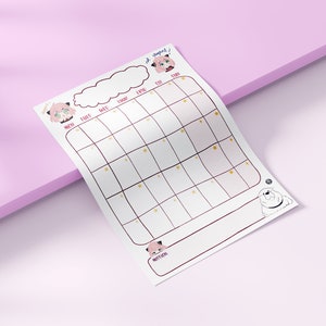 Puede incluir: Un calendario mensual blanco con un diseño de cuadrícula, con ilustraciones de personajes de dibujos animados en rosa y verde. El calendario incluye un espacio para notas y está decorado con estrellas.