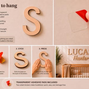 K&ouml;nnte beinhalten: Ein Wanddekor-Set aus Holz in Form des Buchstabens S inklusive transparenter Klebepads. Die Anleitungsgrafik zeigt den dreistufigen Prozess des Abziehens, Aufklebens und Andr&uuml;ckens der Buchstaben an eine Wand &uuml;ber einem Holzbettchen.