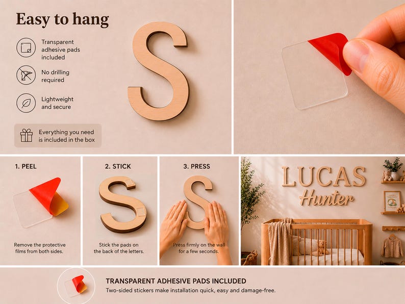 K&ouml;nnte beinhalten: Ein Wanddekor-Set aus Holz in Form des Buchstabens S inklusive transparenter Klebepads. Die Anleitungsgrafik zeigt den dreistufigen Prozess des Abziehens, Aufklebens und Andr&uuml;ckens der Buchstaben an eine Wand &uuml;ber einem Holzbettchen.